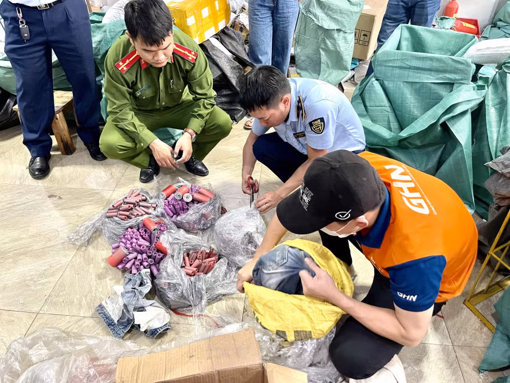 ha noi phat hien hon 11 kg hang hoa nghi van la phao no hinh 4