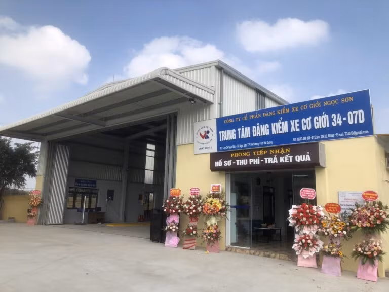 tam dinh chi 3 nhan vien tai 2 trung tam dang kiem hinh 1