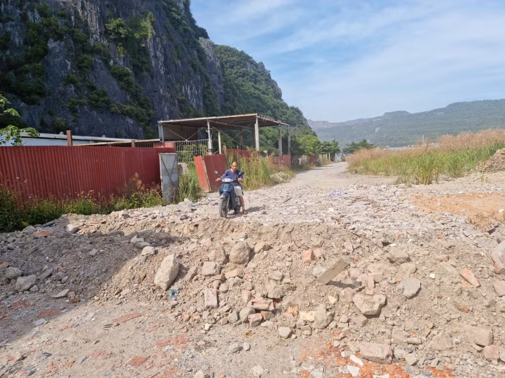 tp cam pha quang ninh nguoi dan keu cuu vi bi doanh nghiep phong toa loi di hinh 1