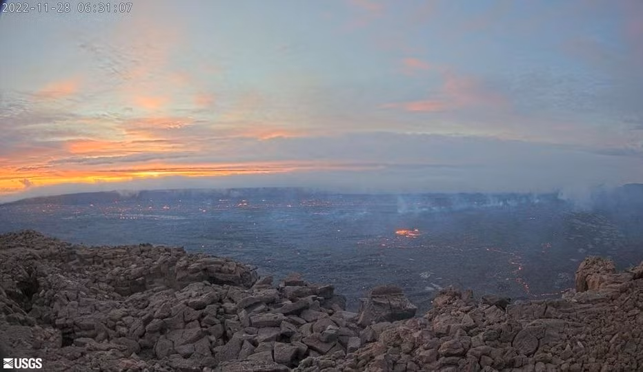 nui lua lon nhat the gioi phun trao nhuom do bau troi hawaii hinh 2