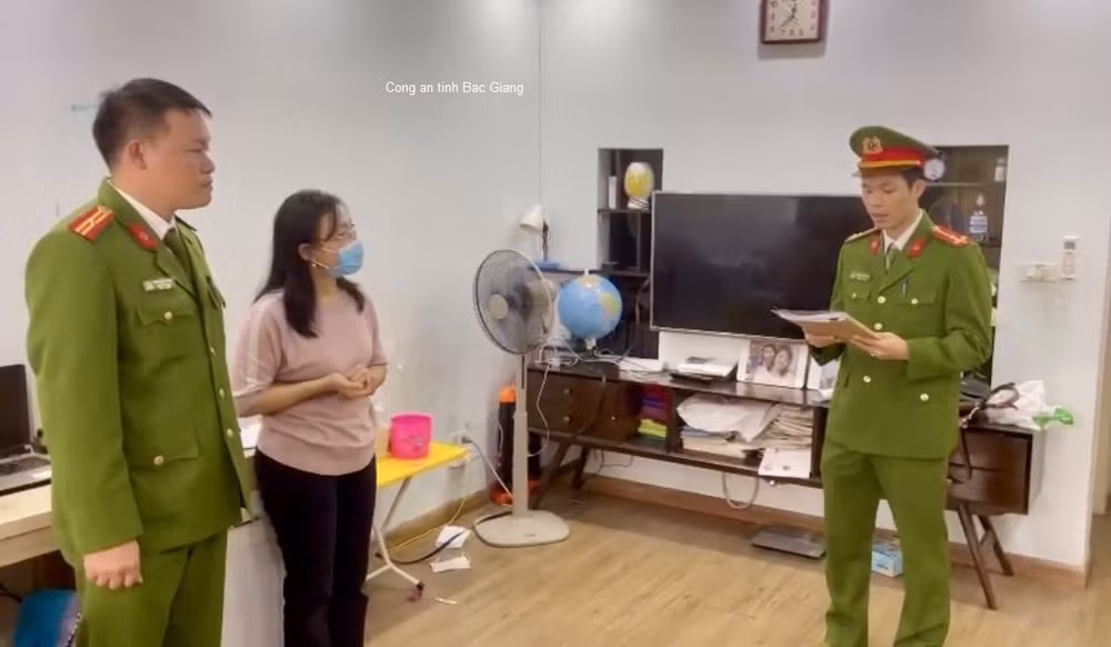 khoi to tong giam doc cong ty co phan la giang ve hanh vi buon ban tem gia hinh 1
