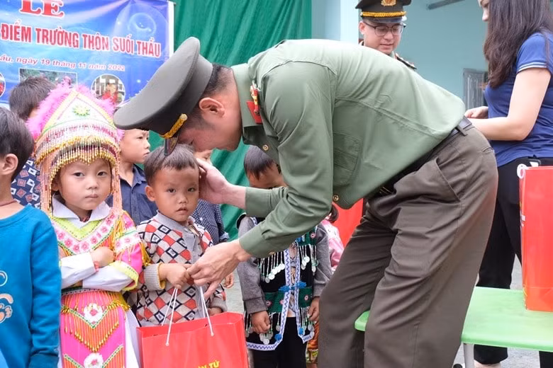 khanh thanh diem truong va trao qua cho hoc sinh dan toc thieu so tinh ha giang hinh 4
