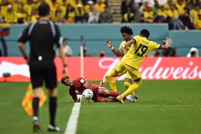 thua ecuador 0 2 qatar la doi chu nha world cup khoi dau te nhat lich su hinh 4