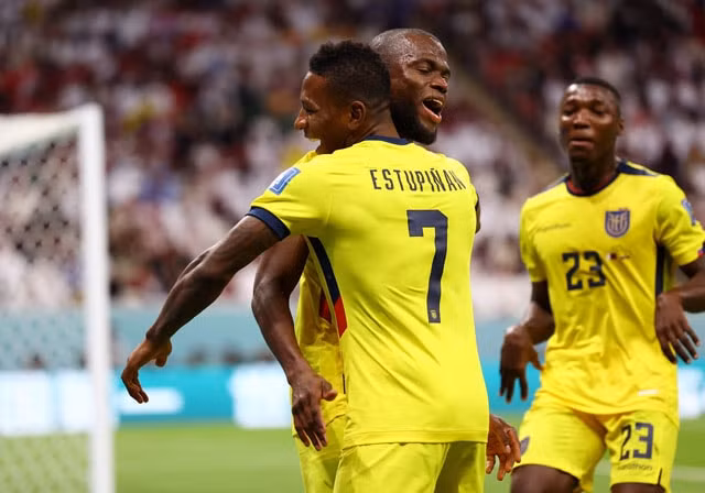 thua ecuador 0 2 qatar la doi chu nha world cup khoi dau te nhat lich su hinh 1