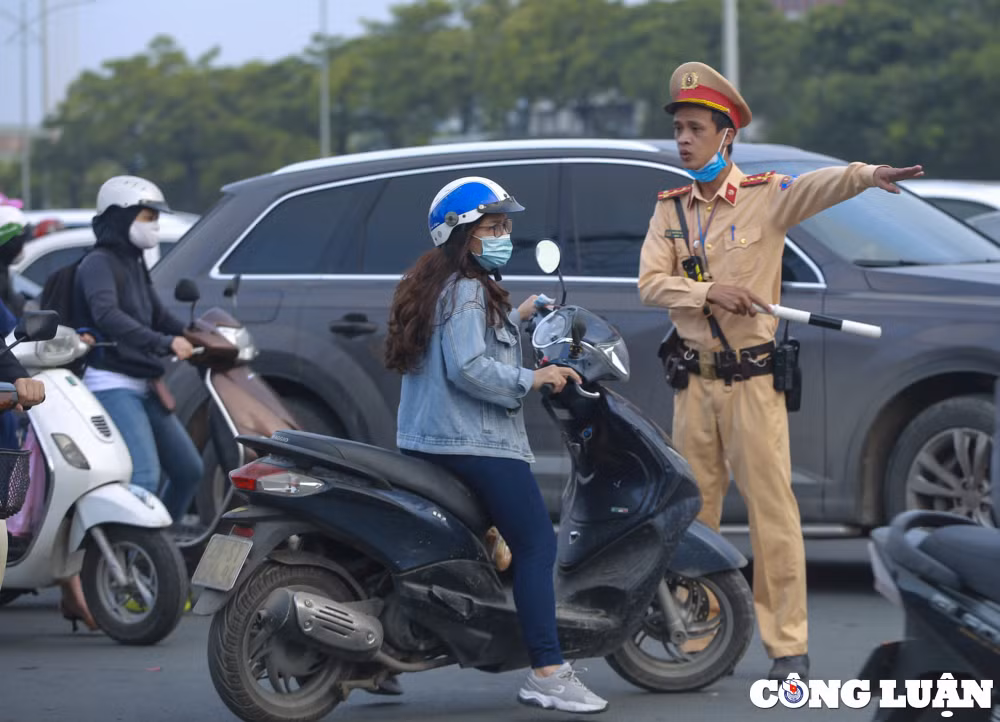 ha noi un u giao thong huong chau van liem le quang dao ngay dau thi diem phan luong hinh 7