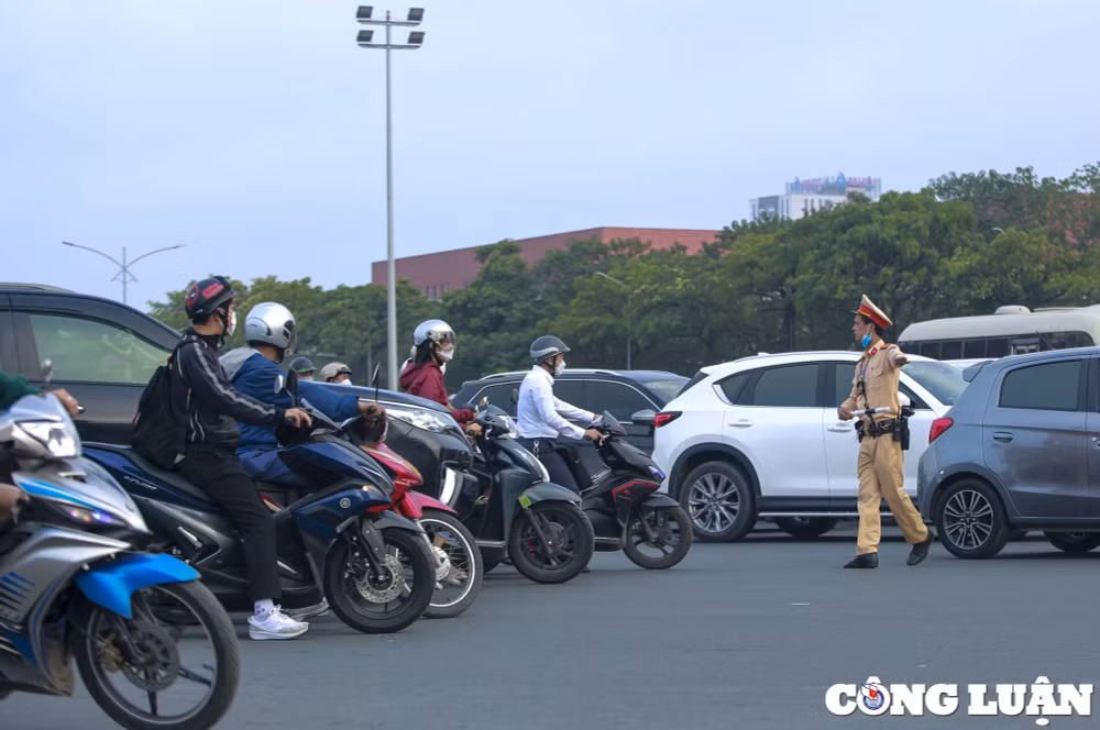 ha noi un u giao thong huong chau van liem le quang dao ngay dau thi diem phan luong hinh 6
