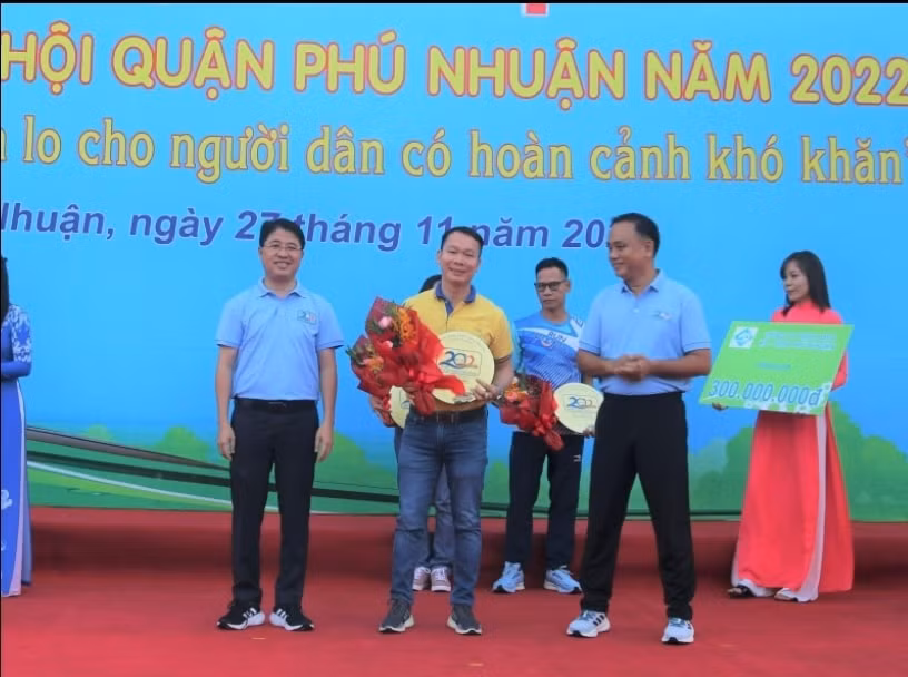 pnj cung 4000 nguoi di bo gay quy cho ba con kho khan hinh 1