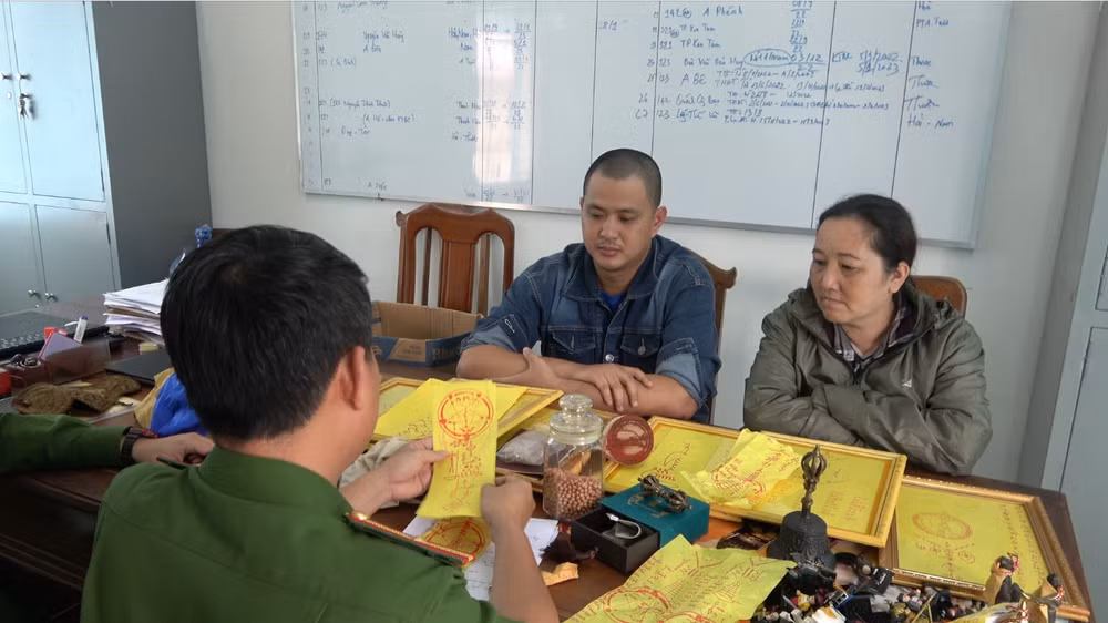 kon tum bat tam giam 2 doi tuong lua dao chiem doat 25 ty dong qua mang xa hoi hinh 1