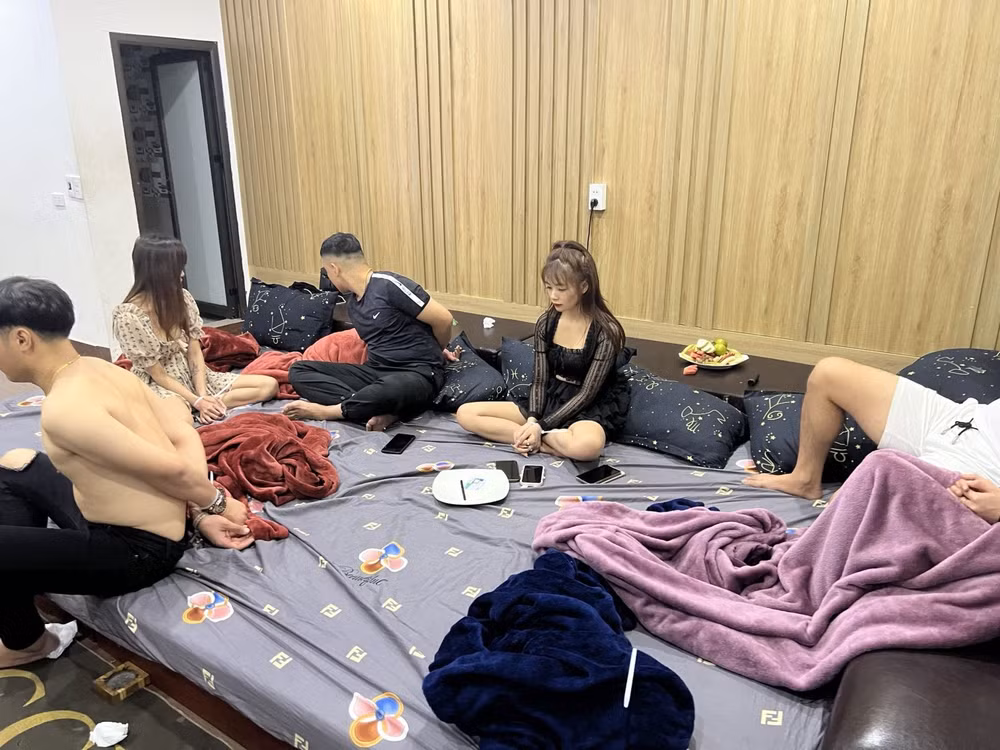 phat hien hang chuc doi tuong thue nha mo tiec ma tuy hinh 2
