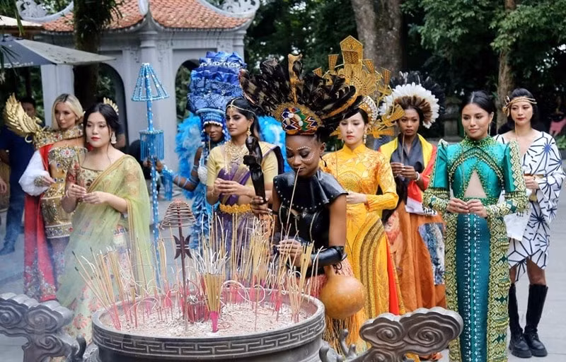thi sinh hoa hau du lich the gioi dang huong tai den hung hinh 3