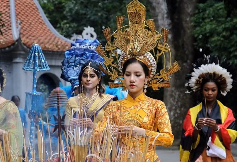 thi sinh hoa hau du lich the gioi dang huong tai den hung hinh 2