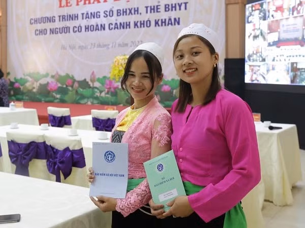 trao yeu thuong lan toa nhan ai qua viec trao tang so bhxh the bhyt den nguoi kho khan hinh 3
