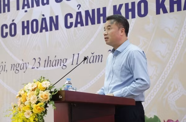 trao yeu thuong lan toa nhan ai qua viec trao tang so bhxh the bhyt den nguoi kho khan hinh 1