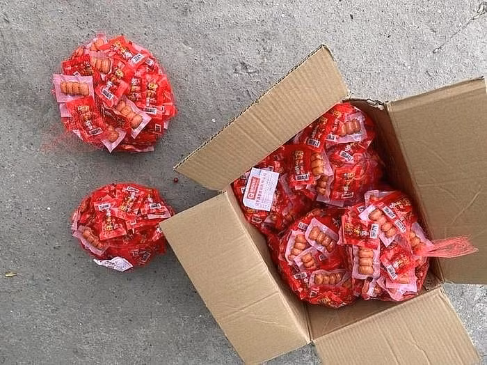 ha noi phat hien 36000 goi xuc xich banh keo chu nuoc ngoai nhap lau hinh 1