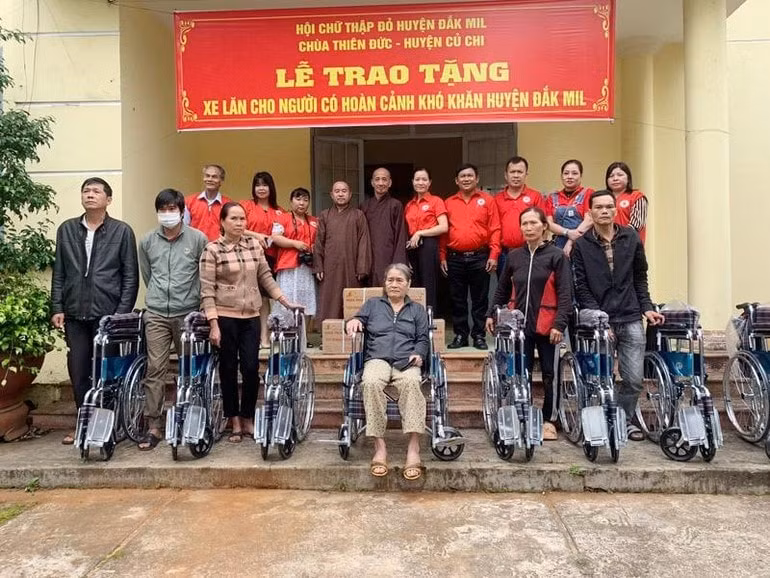 chua thien duc huyen cu chi tang xe lan den nguoi khuyet tat tai dak mil hinh 1
