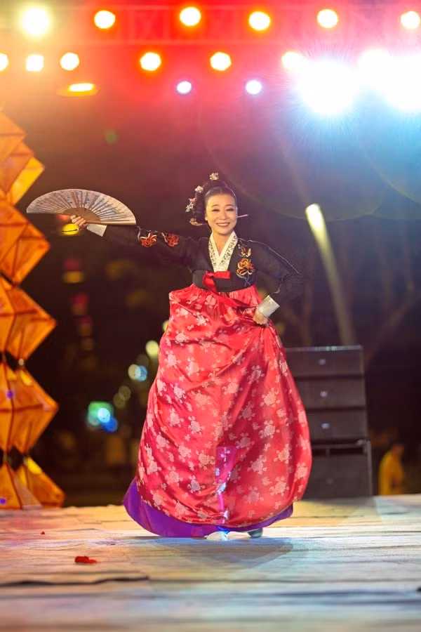 vu khuc giao hoa mo man festival hue mua dong 2022 hinh 5