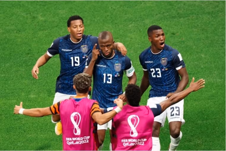 enner valencia thi dau ruc sang ecuador chia diem day tiec nuoi cung ha lan hinh 3