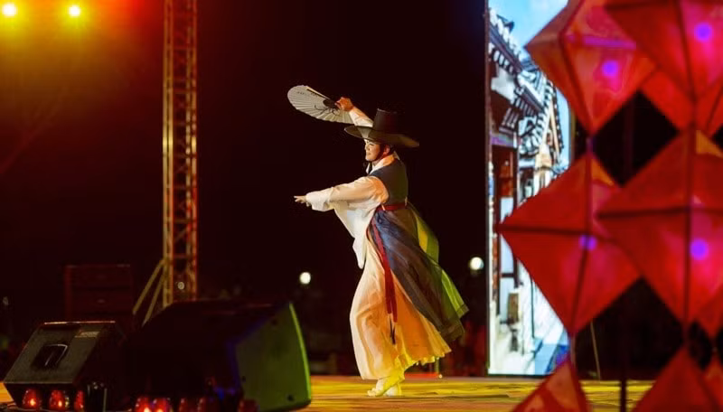 vu khuc giao hoa mo man festival hue mua dong 2022 hinh 7