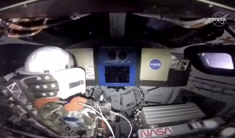 tau vu tru orion cua nasa di vao quy dao xa cua mat trang hinh 3