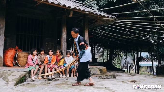 co mot chua kenh giua long ban mong hinh 3