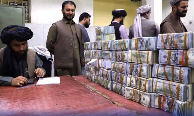 nguoi dan afghanistan duoc nang muc gioi han rut tien toi da 400 usd tuan hinh 1