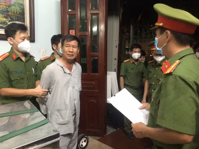 khoi to bat tam giam doi tuong hanh hung nu thu ky toa an hinh 1
