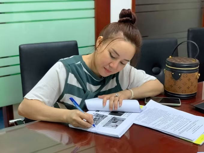 nha bao han ni ca si vy oanh viet don de nghi khoi to nguoi giup suc ba phuong hang hinh 1