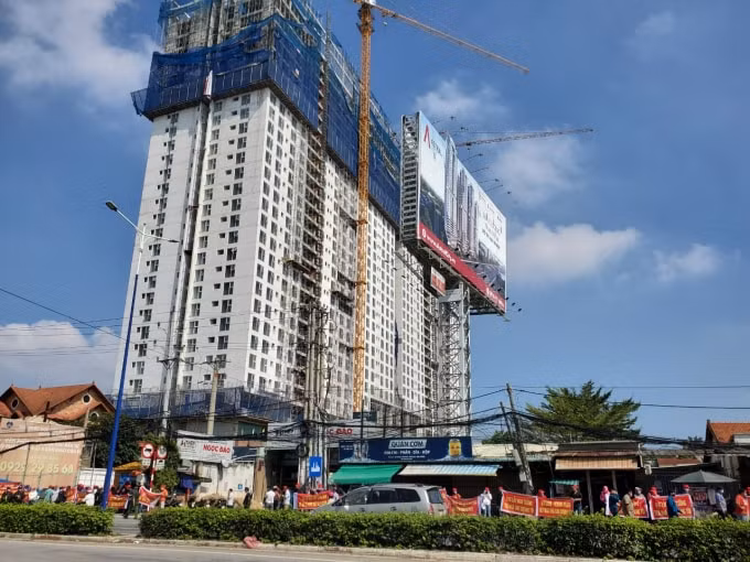sau khi nguoi dan phan doi cong ty naviland hen tai khoi dong du an roxana plaza sang nam 2022 hinh 2