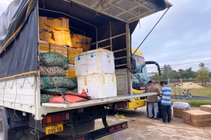 lien tiep bat giu 4 vu van chuyen hang lau di qua quang binh hinh 1