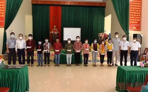bao nhan dan trao tang thiet bi hoc truc tuyen cho hoc sinh ngheo hieu hoc mien nui hinh 1