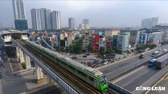 nguoi dan hao huc trai nghiem tau dien cat linh ha dong hinh 1