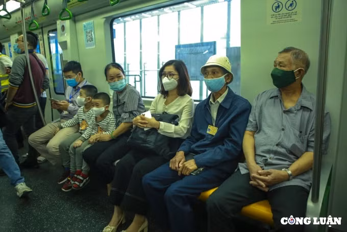 nguoi dan hao huc trai nghiem tau dien cat linh ha dong hinh 8