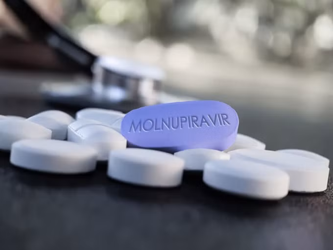 thuoc molnupiravir giup han che nguoi nhiem covid 19 chuyen nang hinh 1