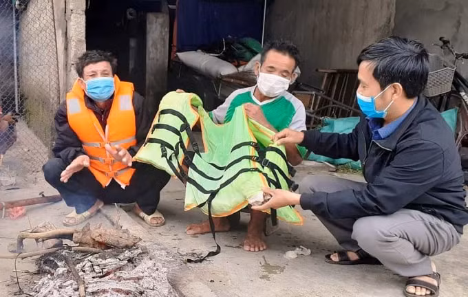 thuyen bi song bien danh chim ngoai khoi 2 ngu dan boi vao bo thoat chet hinh 2