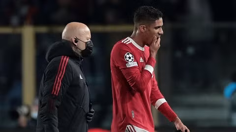 varane lai chan thuong nguy co lo derby manchester hinh 1
