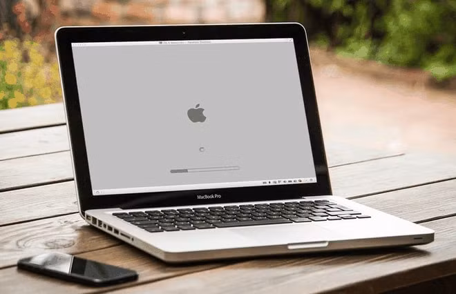 hang loat macbook tro thanh cuc gach sau khi cap nhat he dieu hanh macos monterey hinh 1