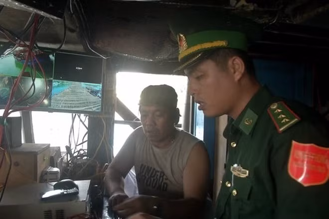 quang ngai xu phat hanh chinh 10 tau ca an minh tren bien hinh 1