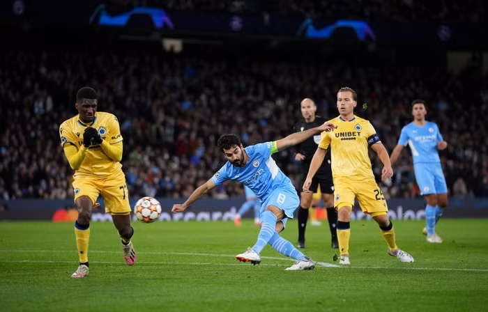 man city tien sat tam ve vao vong 1 8 champions league hinh 8