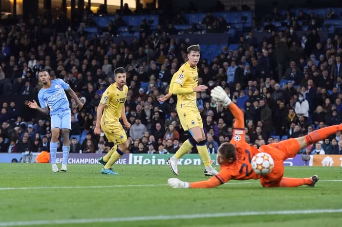 man city tien sat tam ve vao vong 1 8 champions league hinh 10