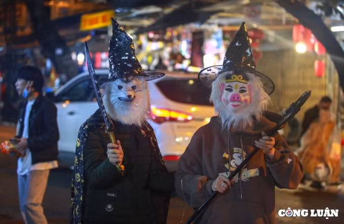 ha noi nguoi dan doi mua di mua sam do choi dem halloween hinh 9