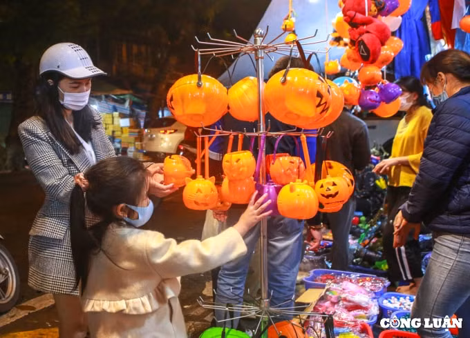 ha noi nguoi dan doi mua di mua sam do choi dem halloween hinh 6