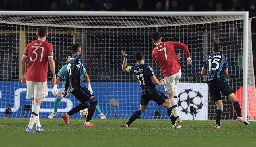 cristiano ronaldo lap cu dup giai cuu mu thoat hiem truoc atalanta hinh 2