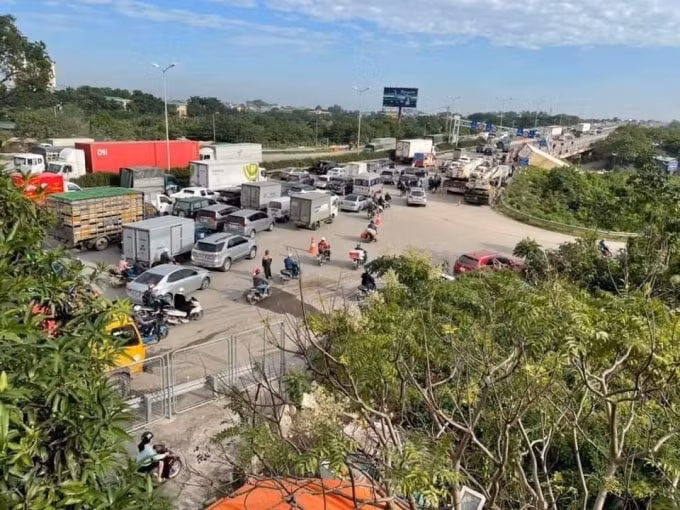 ha noi container lat tren cau thanh tri giao thong un dai hinh 2