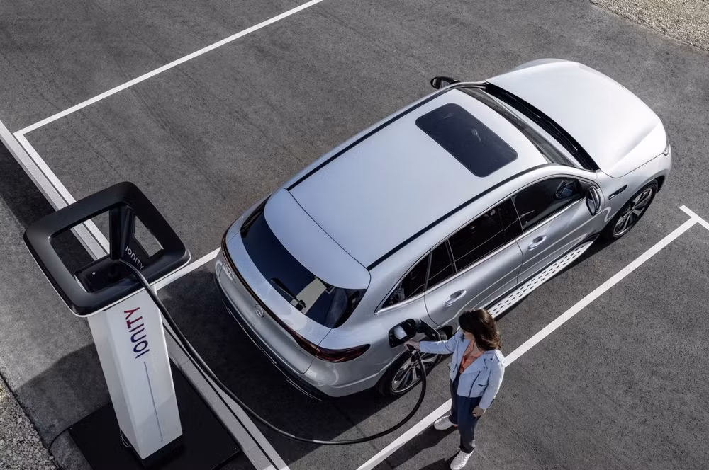 mercedes benz eqc bi trieu hoi lan thu 8 hinh 3