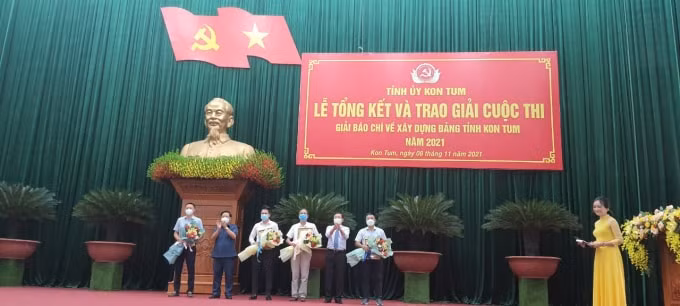 giai bao chi ve xay dung dang tinh kon tum nam 2021 duoc to chuc thanh cong hinh 4