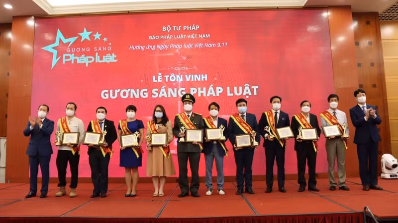 bao phap luat viet nam ton vinh cac ca nhan tieu bieu trong xay dung va thi hanh phap luat hinh 1