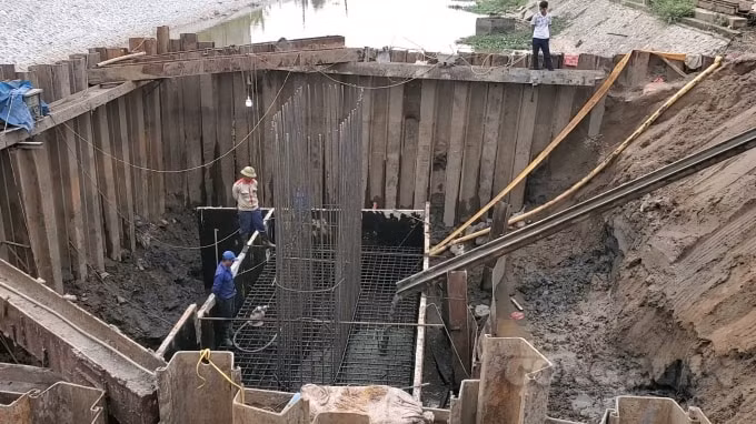 Công trường thi công dự án xây dựng cầu qua sông Lâm Giang (huyện Kiến Xương, Thái Bình).