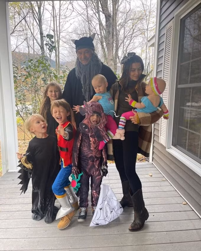 alec baldwin bi chi trich vi mo tiec halloween sau su co tren phim truong hinh 1