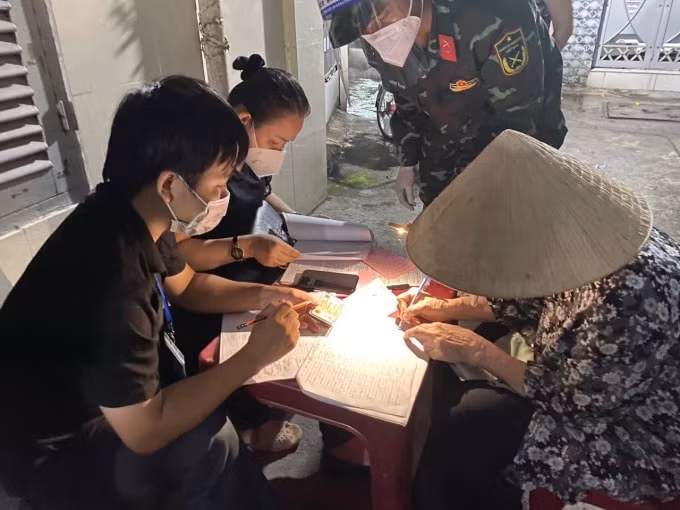 tp hcm bat dau kiem tra viec chi ho tro cho nguoi dan kho khan vi covid 19 hinh 1