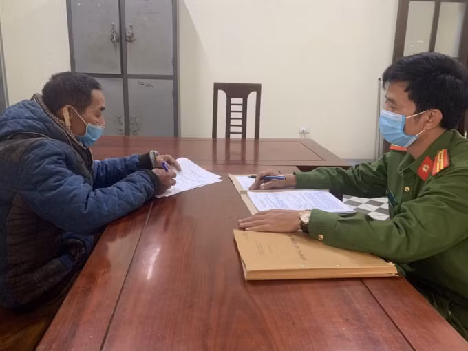 khoi to ong lao u70 dung dao chem vo gay thuong tich hinh 1